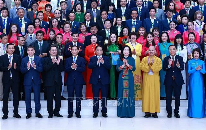 PM Pham Minh Chinh and overseas Vietnamese returning home for the Fourth World Conference of the OVs (Photo: VNA)