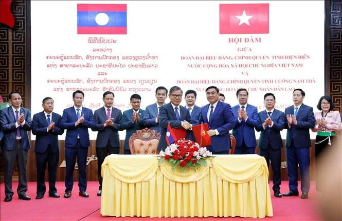 Dien Bien province and Laos' Luang Namtha sign a memorandum of understanding on cooperation at the sides' talks in Dien Bien Phu city on August 22. (Photo: VNA)