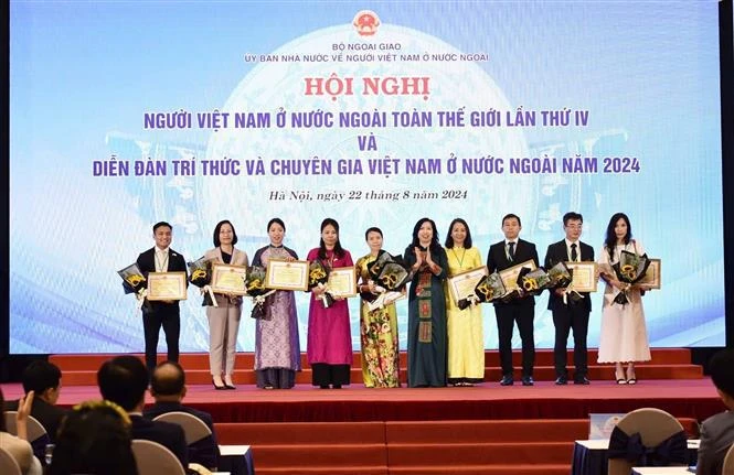 The Minister of Foreign Affairs’ certificates of merit and the SCOVA’s commendations are presented to individuals and groups in Vietnam and overseas who have made significant, exemplary contributions to OV-related work at the event (Photo: VNA)