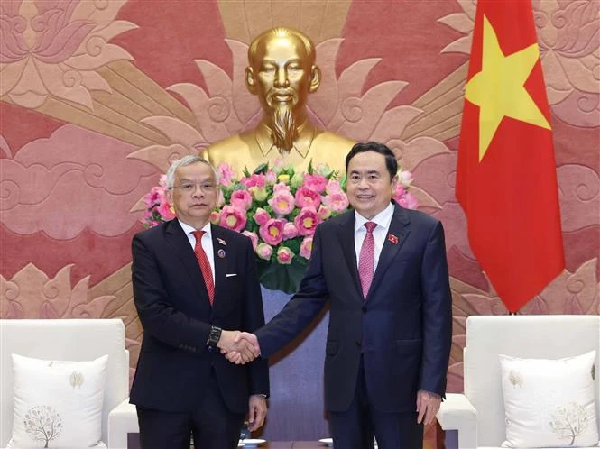 National Assembly (NA) Chairman Tran Thanh Man (R) and visiting Lao NA Vice Chairman and Chairman of the Lao Committee for Peace and Solidarity Sommad Pholsena in Hanoi on August 22. (Photo: VNA)