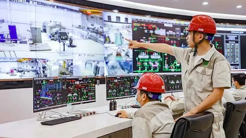 Workers at the Soc Son waste-to-energy plant, located in the Nam Son Waste Treatment Complex in Hanoi’ Soc Son district, operate the waste treatment process to generate electricity (Photo: VNA)