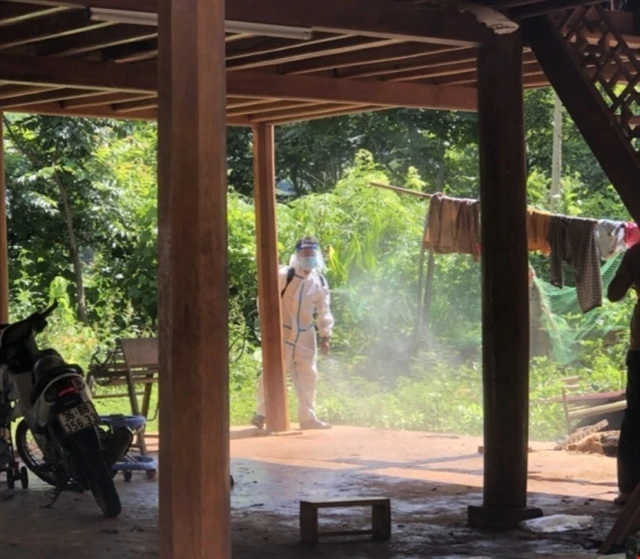 A medical official sprays Chloramine B in the house of a patient with diphtheria in Muong Lat town, Muong Lat district. (Photo: VNA)