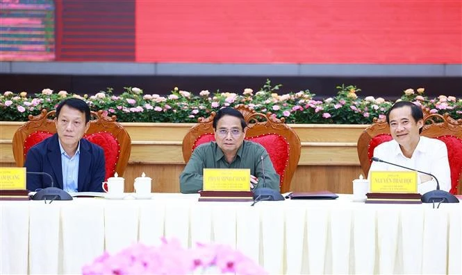 Prime Minister Pham Minh Chinh (right) at a working session with the Standing Board of the Lam Dong province's Party Committee (Photo: VNA)