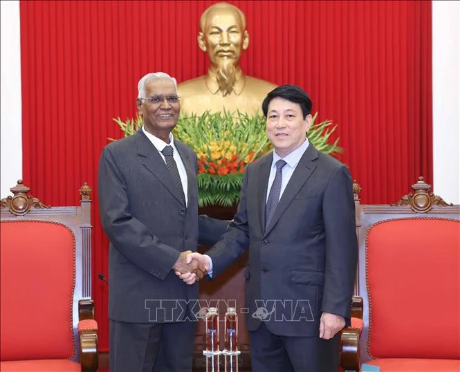 Permanent member of the CPV Central Committee’s Secretariat Luong Cuong (R) and CPI General Secretary Doraisamy Raja (Photo: VNA)