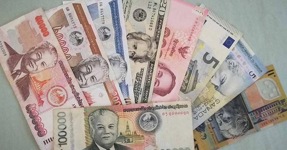 Foreign and Lao currencies. (Photo: https://laotiantimes.com/)