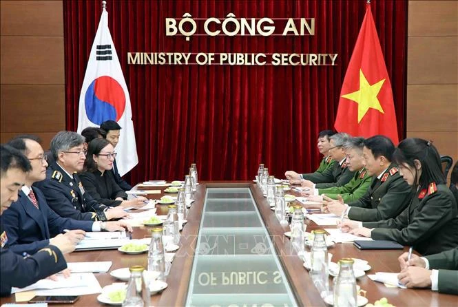 At the talks between Minister of Public Security Sen. Lieut. Gen. Luong Tam Quang held talks with Commissioner General of the Korea Coast Guard Kim Jong-uk in Hanoi on August 26 (Photo: VNA)