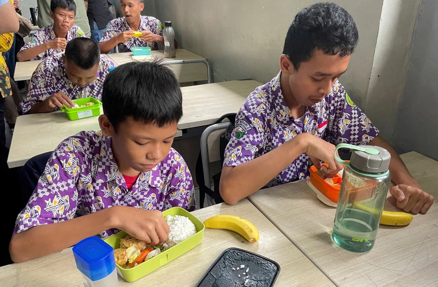 Indonesian students have free lunch at school. (Photo: Reuters)