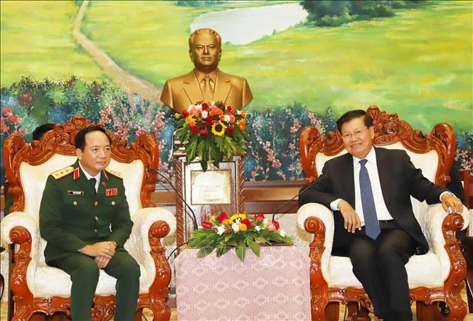 General Secretary of the Lao People's Revolutionary Party (LPRP) Central Committee and President of Laos Thongloun Sisoulith (L) receives Chairman of the General Department of Politics under the Vietnam People’s Army (VPA) Senior Lieutenant General Trinh Van Quyet. (Photo: VNA)