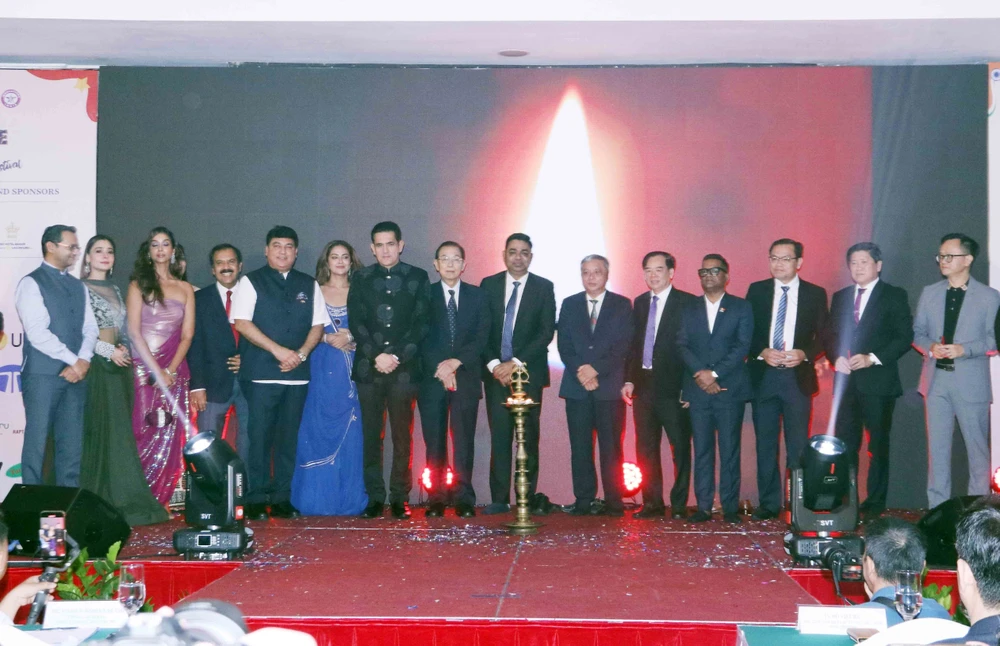 Delegates carry out candle lighting ceremony - an Indian traditional ritual - at the opening ceremony of the third Namaste Vietnam (Hello Vietnam) Festival in Ho Chi Minh City. (Photo: VNA)