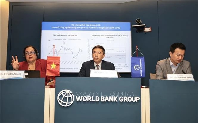 At the August 26 ceremony releasing the WB's latest bi-annual economic report on Vietnam Taking Stock. (Photo: VNA)