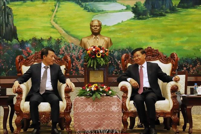 General Secretary of the Lao People’s Revolutionary Party and President of Laos Thongloun Sisoulith (right) and Vietnamese Minister of Public Security Luong Tam Quang (Photo: VNA)