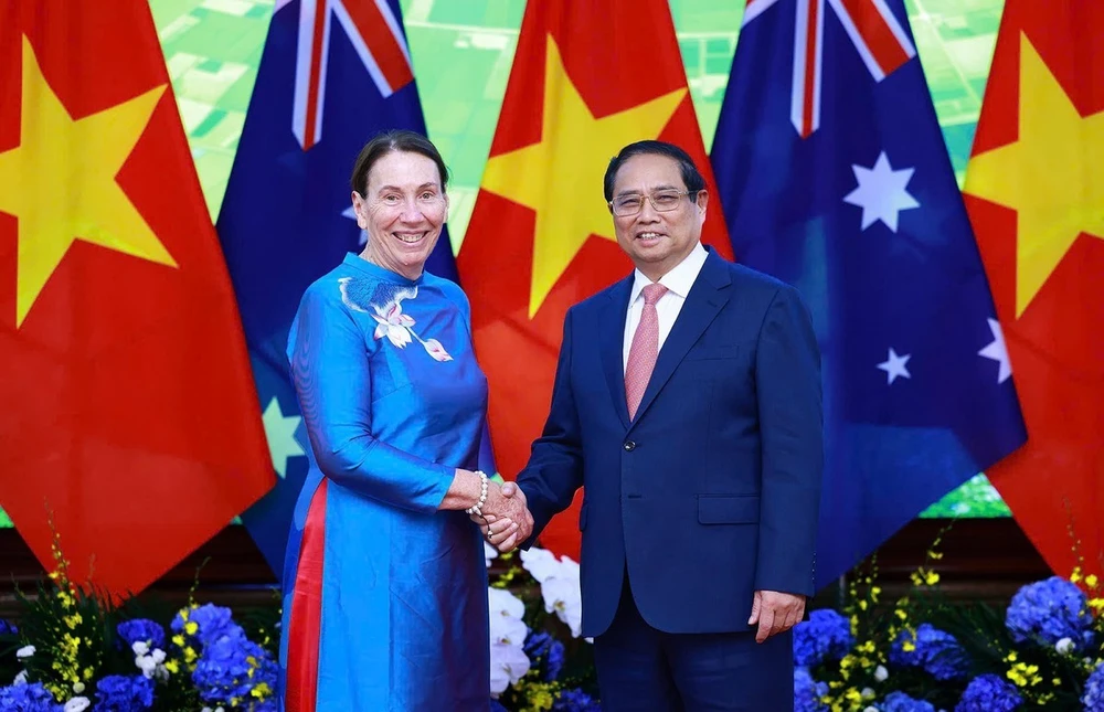 Prime Minister Pham Minh Chinh (R) shakes hands with visiting President of the Australian Senate Sue Lines. (Photo: VNA)