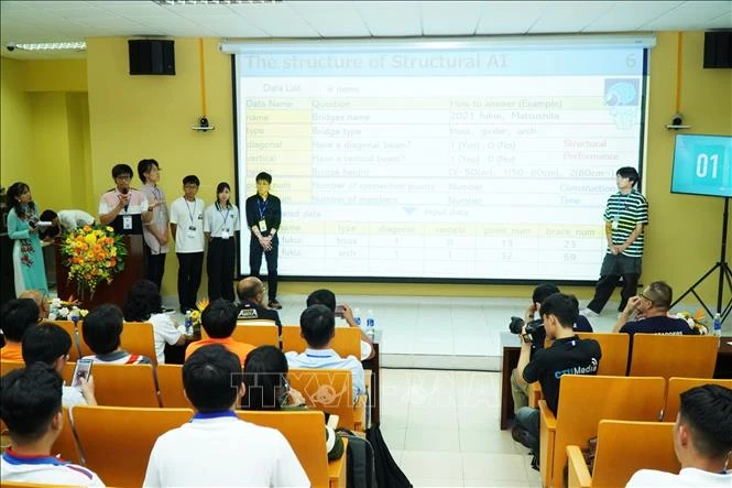 Participating teams present their design ideas at the competition (Photo: VNA)