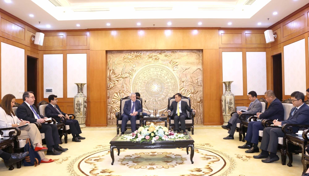 Secretary of the Party Central Committee and Chairman of its Commission for External Relations Le Hoai Trung (R) hosts a reception for Chilean Minister of Foreign Affairs Alberto Van Klaveren in Hanoi on August 27. (Photo: VNA)