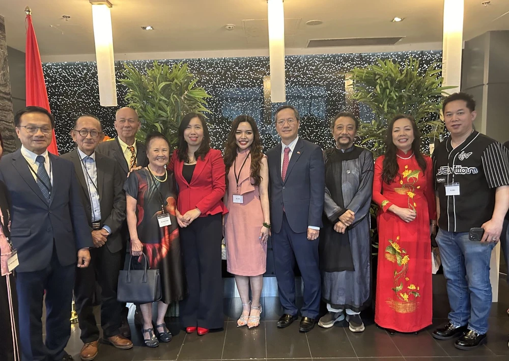 Deputy Foreign Minister and Chairwoman of the State Committee for Overseas Vietnamese Affairs (COVA) Le Thi Thu Hang (5th from left) , and OVs in Canada pose for a group photo. (Photo: VNA)