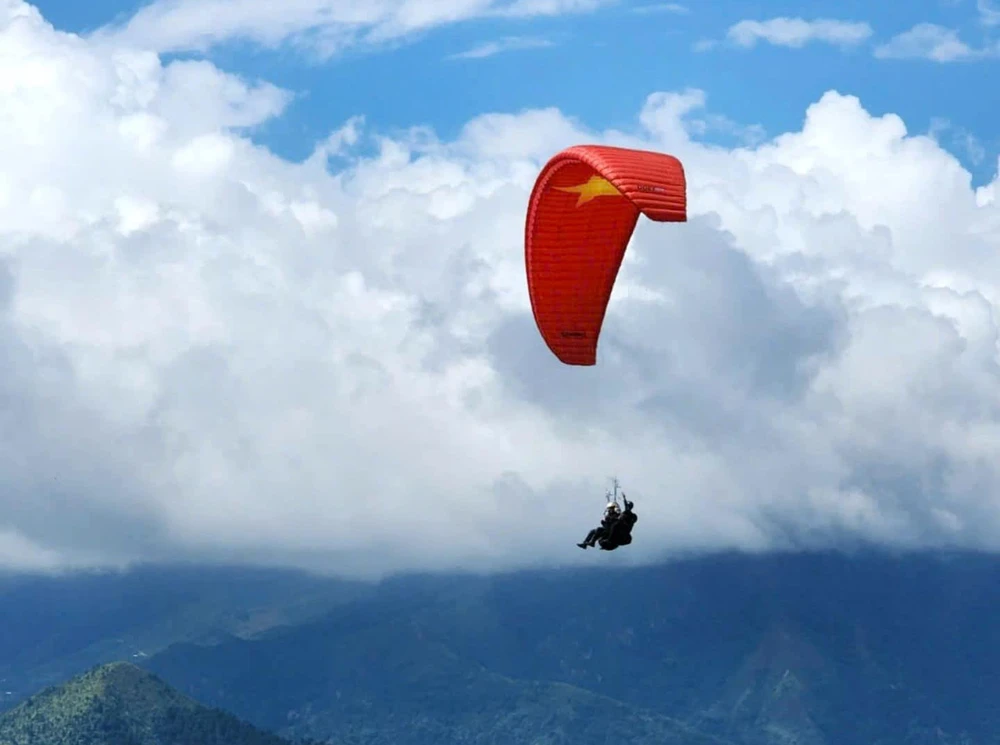 The appeal of adventure tourism in Mu Cang Chai has been affirmed, with over 40-50% of visitors coming specifically for paragliding each year. (Illustrative image - Source: VNA)