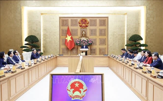 Prime Minister Pham Minh Chinh (C) assigns tasks to Deputy PMs and Ministers recently approved and appointed by the National Assembly (Photo: VNA)