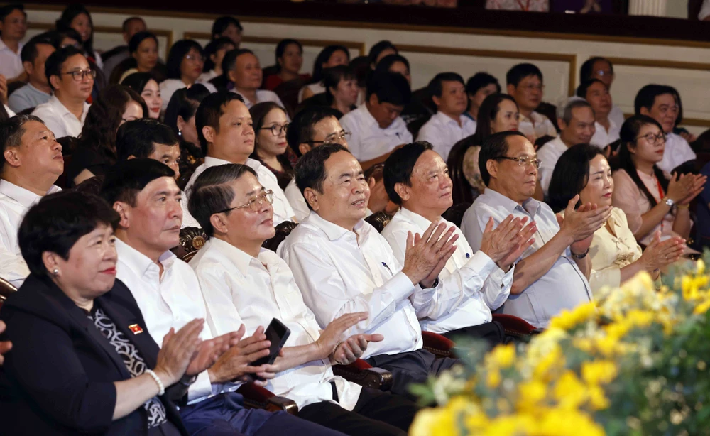 National Assembly (NA) Chairman Tran Thanh Man (fourth from left) attends a special art programme themed "Nang Ba Dinh” (Ba Dinh sunshine) at the Hanoi Opera House on August 27. (Photo: VNA)