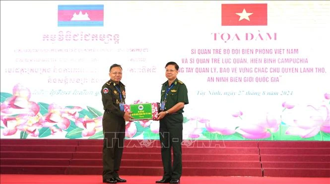 Colonel Pham Dinh Trieu, Political Commissar of the Tay Ninh Border Guard (right), presents a commemorative gift to Lieutenant General Tien Sophonrnvong, Deputy Chief of Staff and Director of the Cambodian order protection department. (Photo: VNA) 