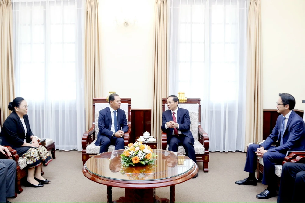 Deputy Prime Minister and Minister of Foreign Affairs Bui Thanh Son (R) receives Lao Deputy Minister of Foreign Affairs Phoxay Khaykhamphithoune. (Photo: VNA)