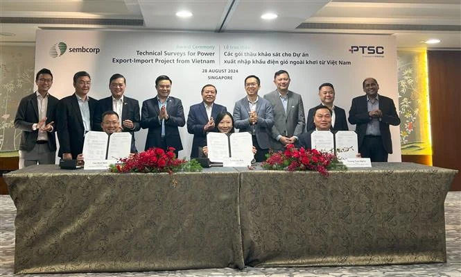 Representatives from The Petrovietnam Technical Services Corporation (PTSC) and its Singaporean partner Sembcorp Utilities Pte Ltd sign agreement at the ceremony. (Photo: VNA)