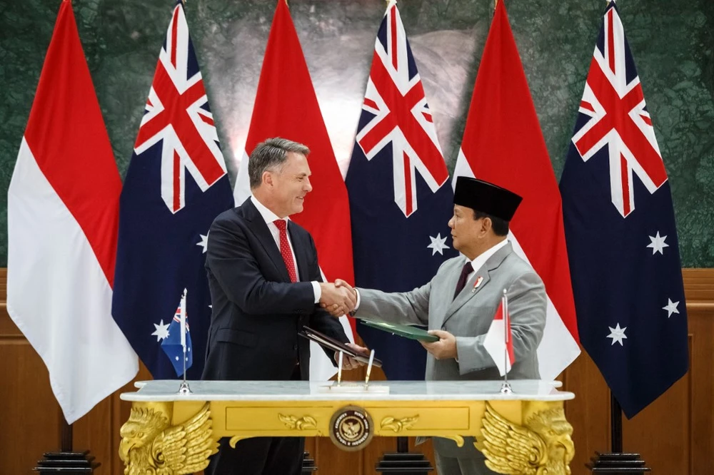 Indonesia’s Defence Minister and president-elect Prabowo Subianto (right) and Australia's Defence Minister and Deputy Prime Minister Richard Marles shake hands after signing the Australia-Indonesia Defence Cooperation Agreement (DCA) in Magelang, Central Java, on August 29. ( Photo: AFP) 