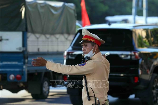 A policeman regulating the traffic in the southern gateway of Hanoi (Photo: VNA)