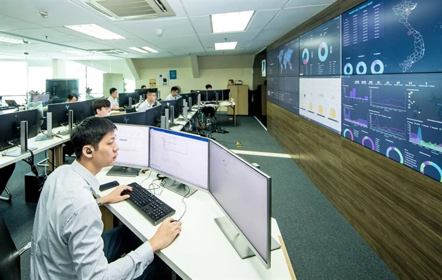 A VNPT engineer monitors systems to ensure the safety of networks serving customers. (Photo baotuyenquang.com.vn)