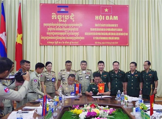 At the signing of the cooperation agreement between the two sides (Photo: VNA)