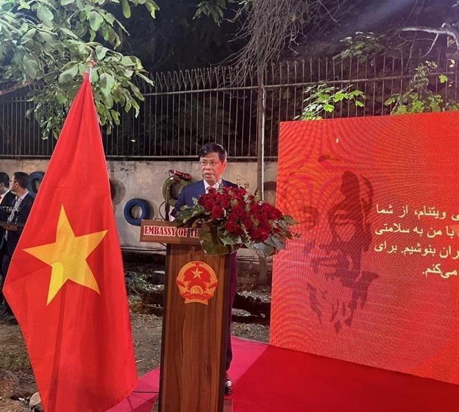 Vietnamese Ambassador to Iran Luong Quoc Huy speaks at the celebration. (Photo: VNA)