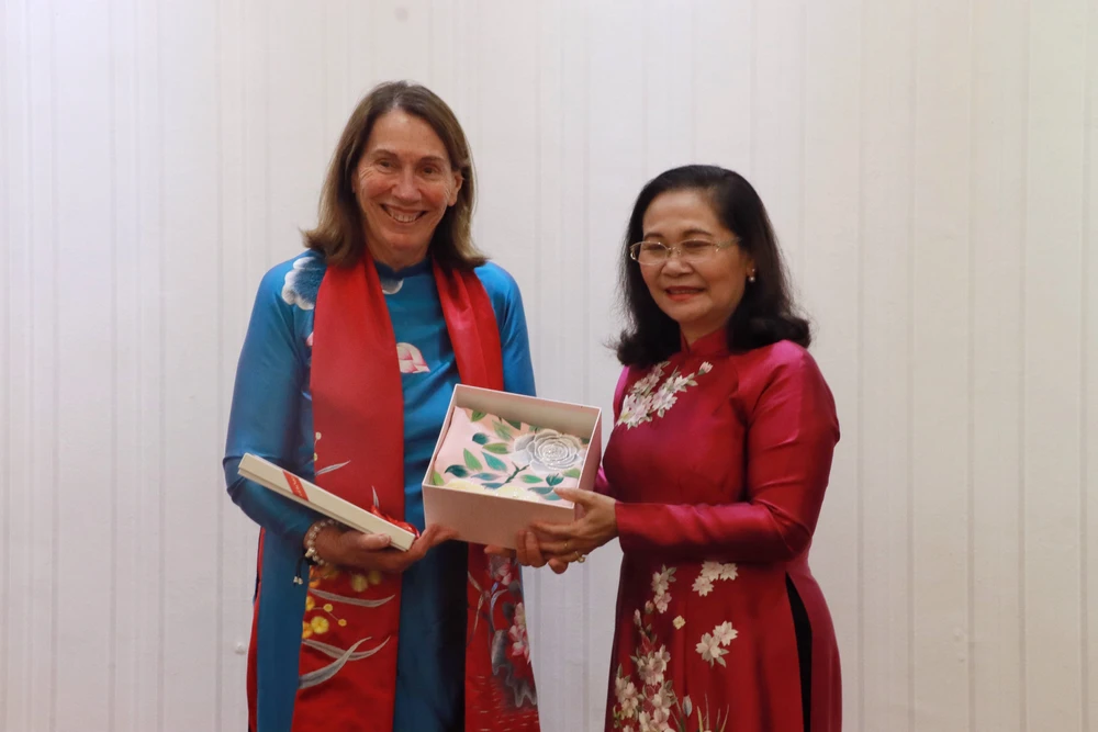 Deputy Secretary of the municipal Party Committee and Chairwoman of the municipal People’s Council Nguyen Thi Le (R) and President of the Australian Senate Sue Lines (Photo: VNA)