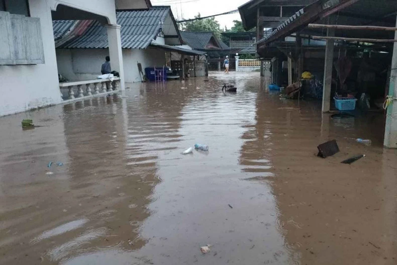 Floodwater remains in Mae Rim district of Chiang Mai on Sunday after run-off hit over 200 villages in the northern district on Saturday night. (Photo: Mae Rim district of Chiang Mai)