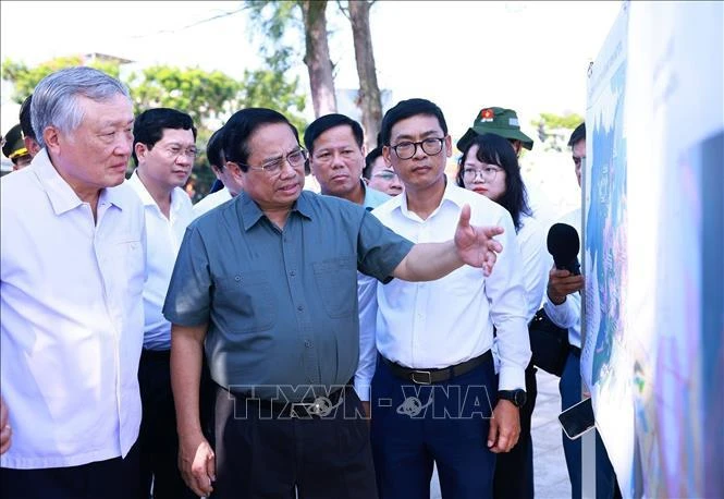 PM Pham Minh Chinh is inspecting the sea encroachment project in Da Nang city. (Photo: VNA)