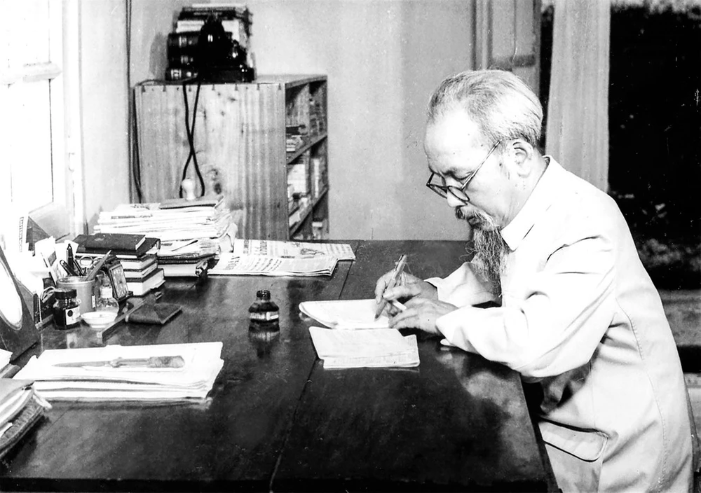 President Ho Chi Miinh works at his house in 1957. (Photo: provided by Ho Chi Minh Museum)