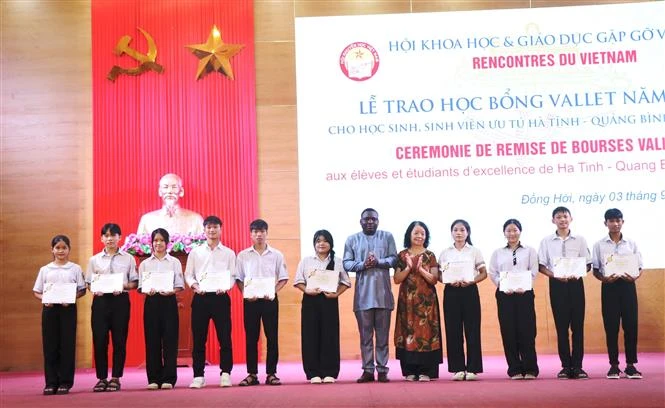 Outstanding students receive Vallet scholarships at a ceremony in Dong Hoi city on September 3. (Photo: VNA)