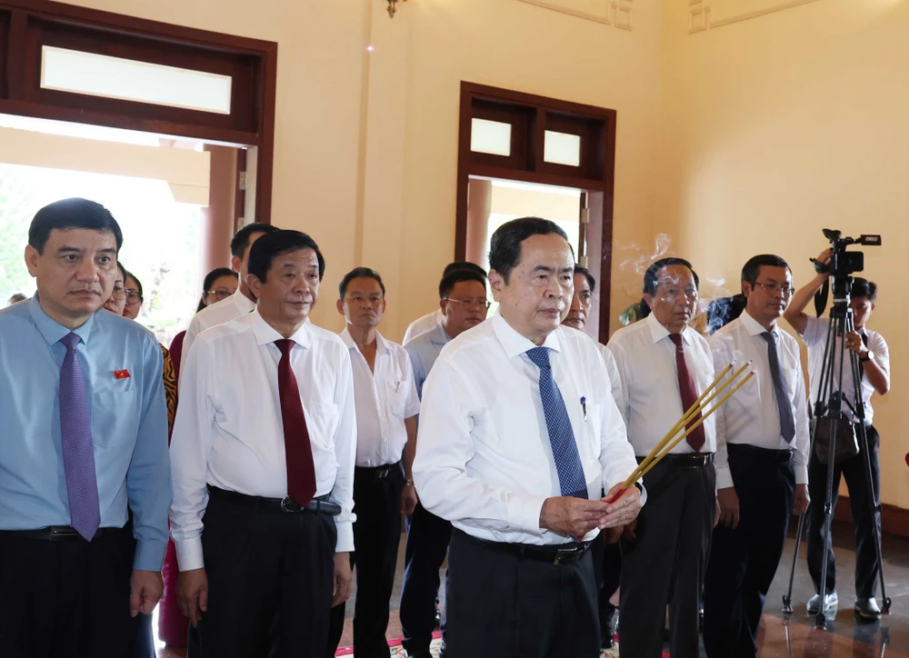 National Assembly Chairman Tran Thanh Man offers incense and flowers to late Prime Minister Vo Van Kiet at his memorial site in Vung Liem district, Vinh Long province (Photo: VNA)