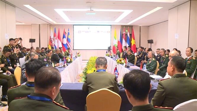 representatives from 10 ASEAN countries as well as Timor-Lester as an observer attend the 21st ASEAN Military Intelligence Meeting (AMIM-21) in Vientiane, Laos. (Photo: VNA broadcasts)