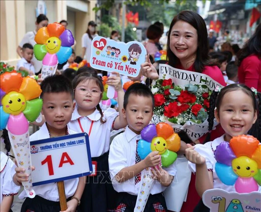 A teacher and students at Thang Long Primary School in Hanoi on September 5. (Photo: VNA)