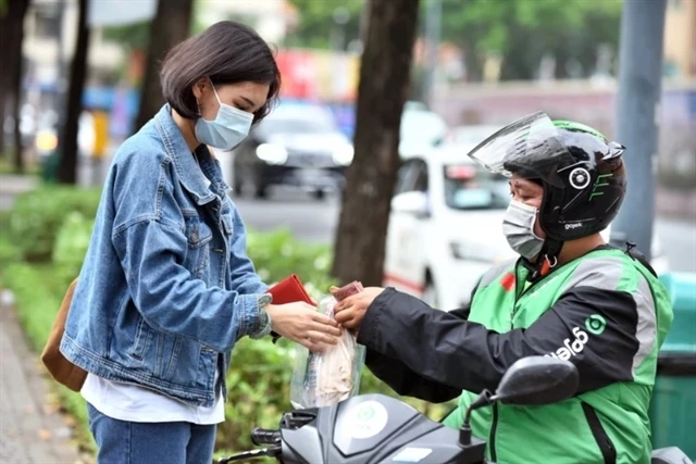 Indonesia–based ride-hailing and delivery service app Gojek has decided to exit Vietnam from September 16 as a step towards focusing its operation in major markets with higher growth potential. (Photo: VNA) 