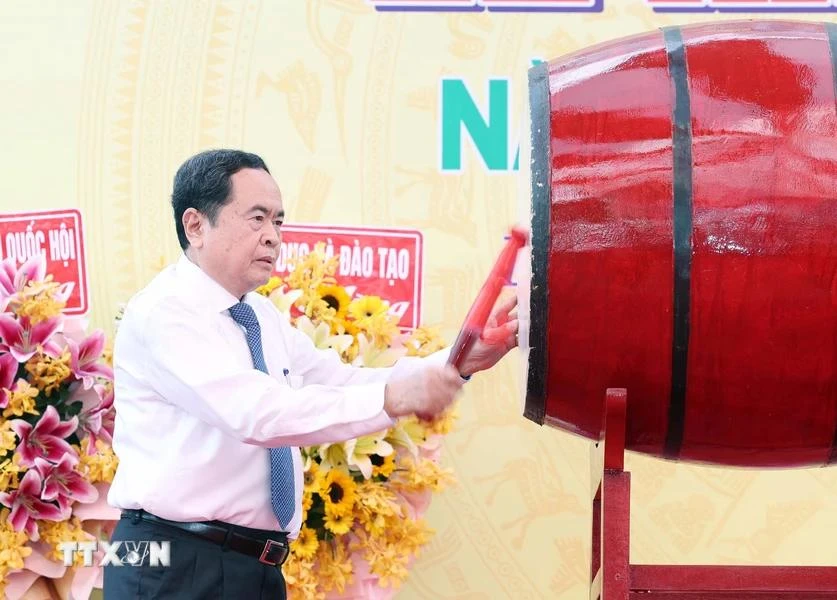 Chairman of the National Assembly Tran Thanh Man beats the drum to mark the start of the 2024-2025 academic year. (Photo: VNA)