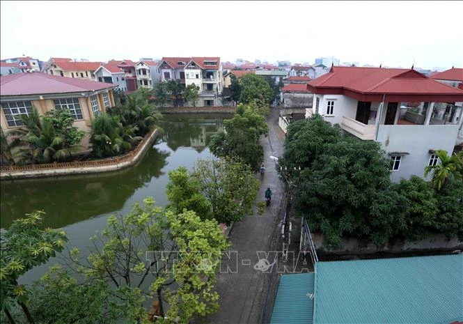 A rural road in Song Phuong commune, Dan Phuong district. All the 382 communes and 18 districts in capital city of Hanoi have satisfied new rural standards (Photo: VNA)