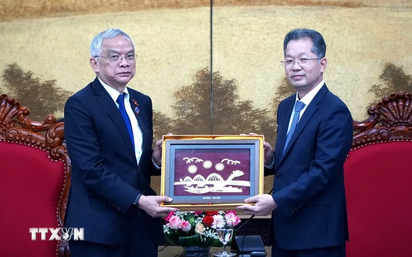 Secretary of the Da Nang municipal Party Committee Nguyen Van Quang (R) presents a souvenir to Lao NA Vice Chairman Sommad Pholsena (Photo: VNA)