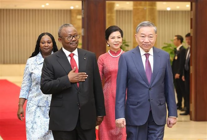 Party General Secretary and President To Lam (R), Guinea-Bissau President Umaro Sissoco Embaló and their spouses at the banquet. (Photo: VNA)