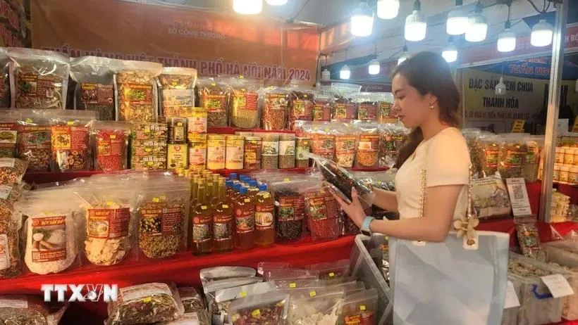 Vietnamese products on display at 2024 Vietnamese Products Week in Dan Phuong outlying district (Photo: VNA)