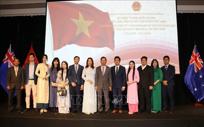 Participants pose for a group photo at the ceremony (Photo: VNA)