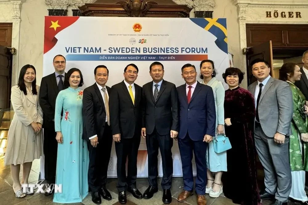 Vietnamese Ambassador to Sweden Tran Van Tuan poses for a group photo with a delegation from Hai Phong city at the Vietnam-Sweden Business Forum 2024 in Stockholm. (Photo: VNA)