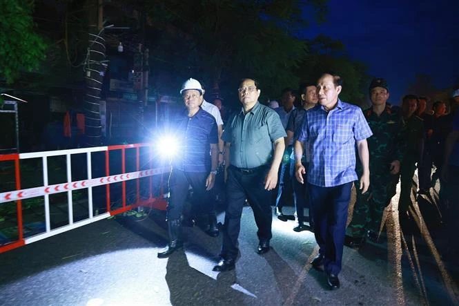 PM Pham Minh Chinh inspects an old apartment building in Hai Phong city. (Photo: VNA)