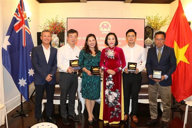 NA Vice Chairwoman Nguyen Thi Thanh (third from right) meets with outstanding representatives of the Vietnamese community. (Photo: VNA)