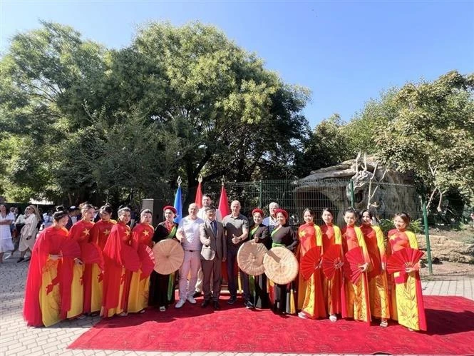 At the inauguration ceremony of the space dedicated to Vietnam, called “Goc Vietnam (Vietnamese corner)” in Odessa, Ukraine. (Photo: Published by VNA)