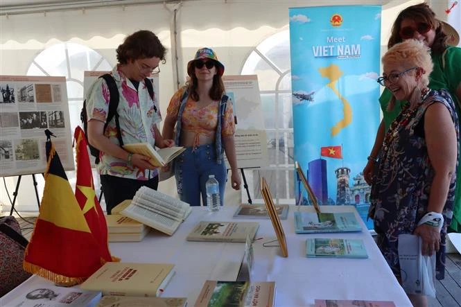 The book on the path to socialism in Vietnam by late Party General Secretary Nguyen Phu Trong displayed at the the annual Manifiesta (Solidarity) Festival in Belgium. (Photo: VNA)